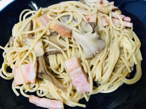 簡単！舞茸とベーコンのガリバタ醤油パスタ♫